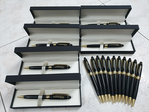 Bút ký khắc tên